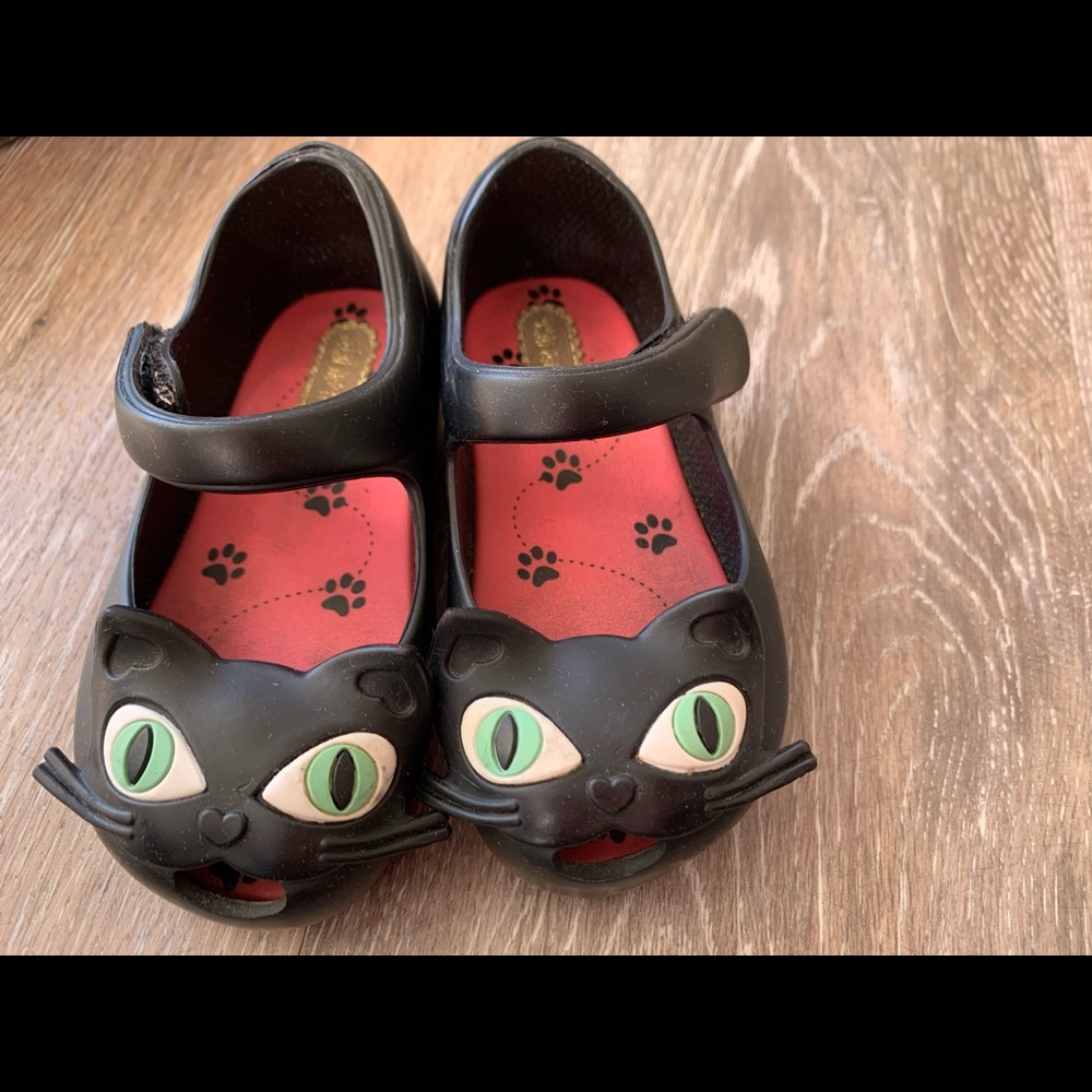 Mini Melissa waterproof cat shoes.
